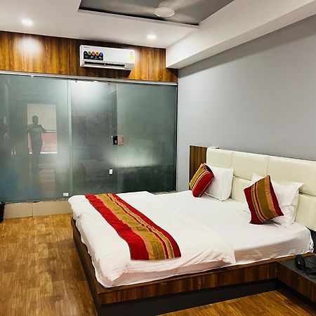 The Valentine Hotel Σουράτ Εξωτερικό φωτογραφία