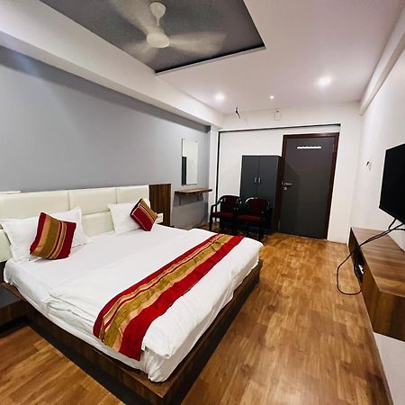 The Valentine Hotel Σουράτ Εξωτερικό φωτογραφία