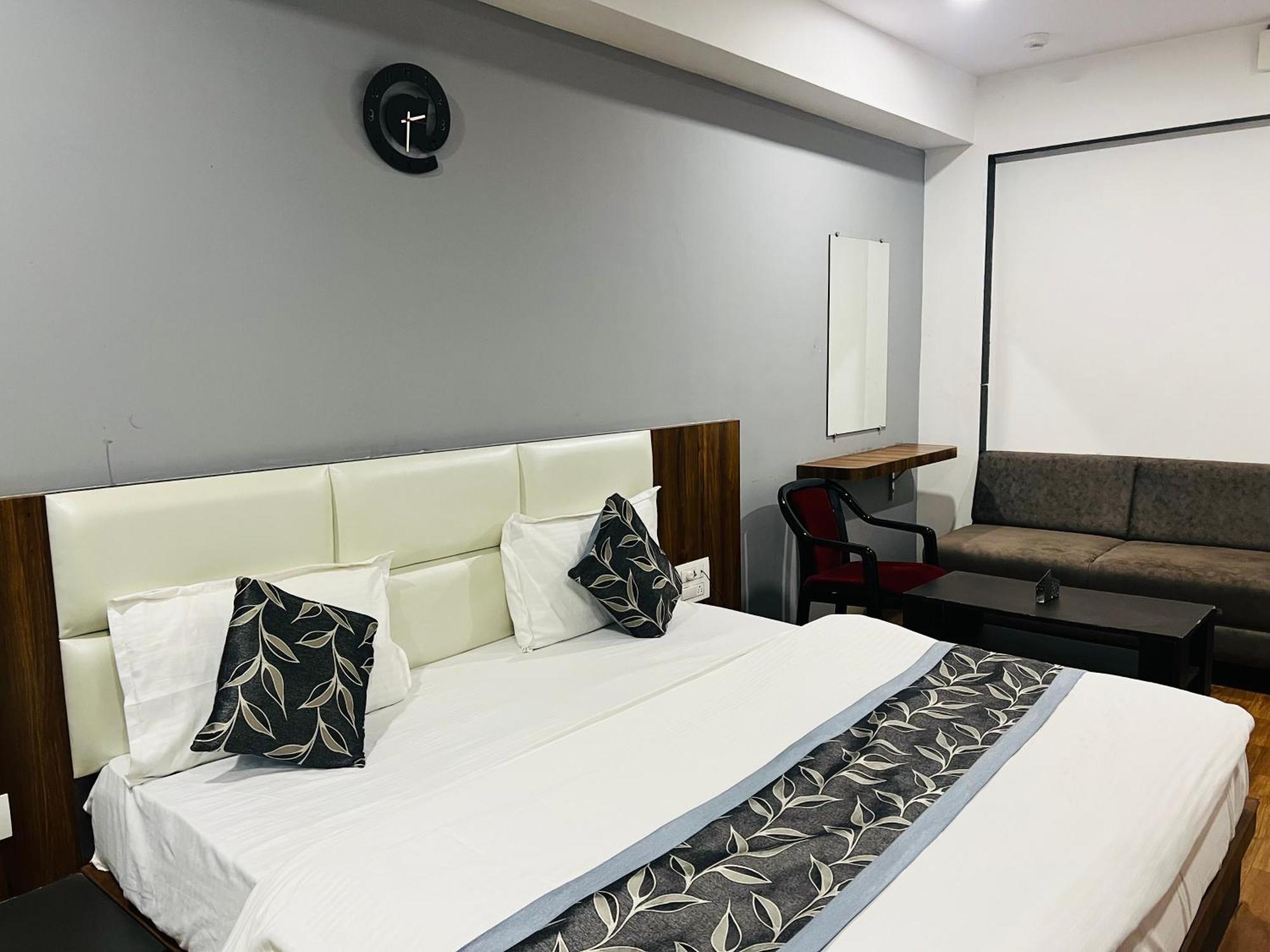 The Valentine Hotel Σουράτ Εξωτερικό φωτογραφία