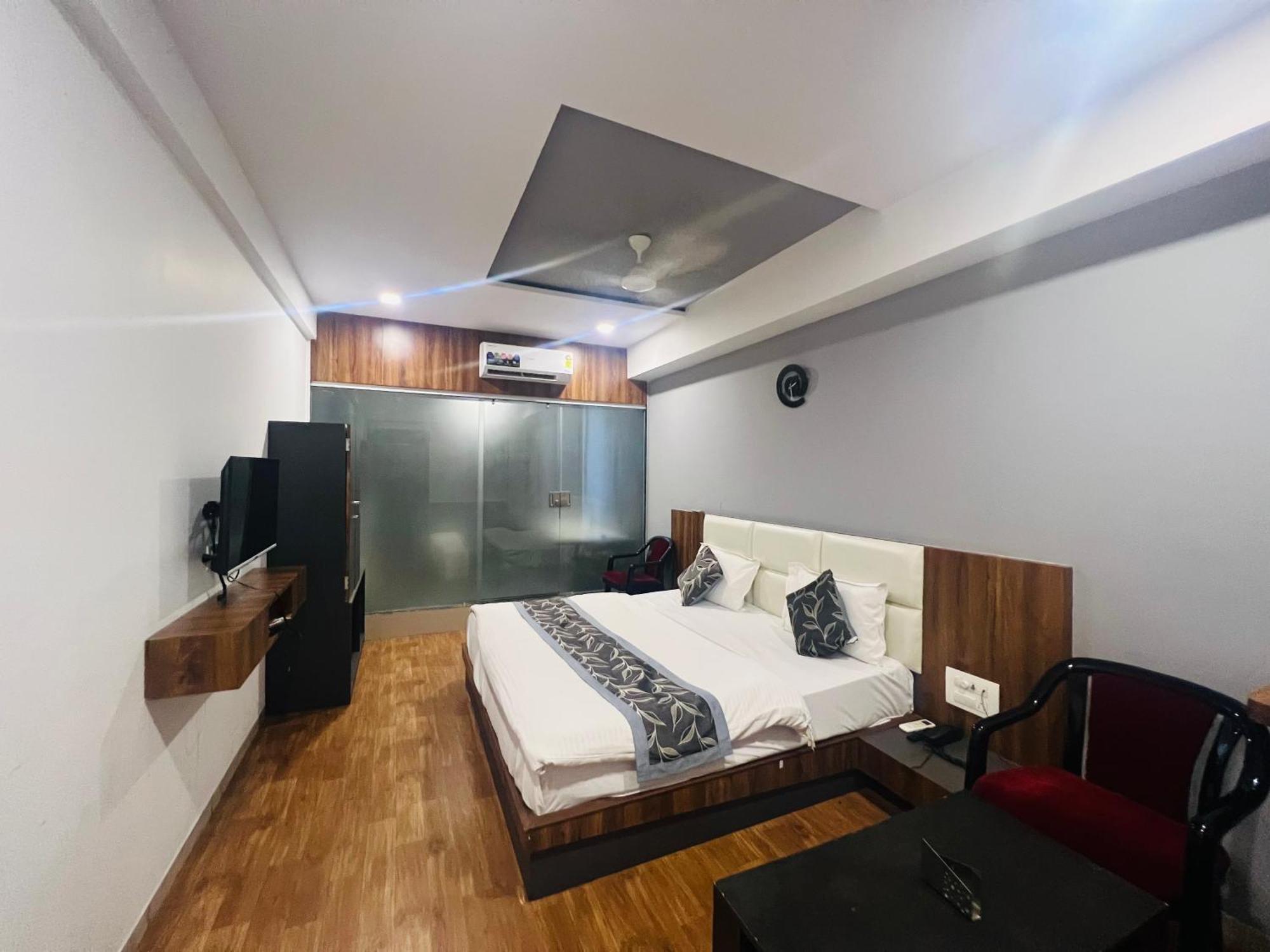 The Valentine Hotel Σουράτ Εξωτερικό φωτογραφία